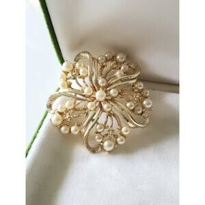 Vintage Pearl Floral Brooch